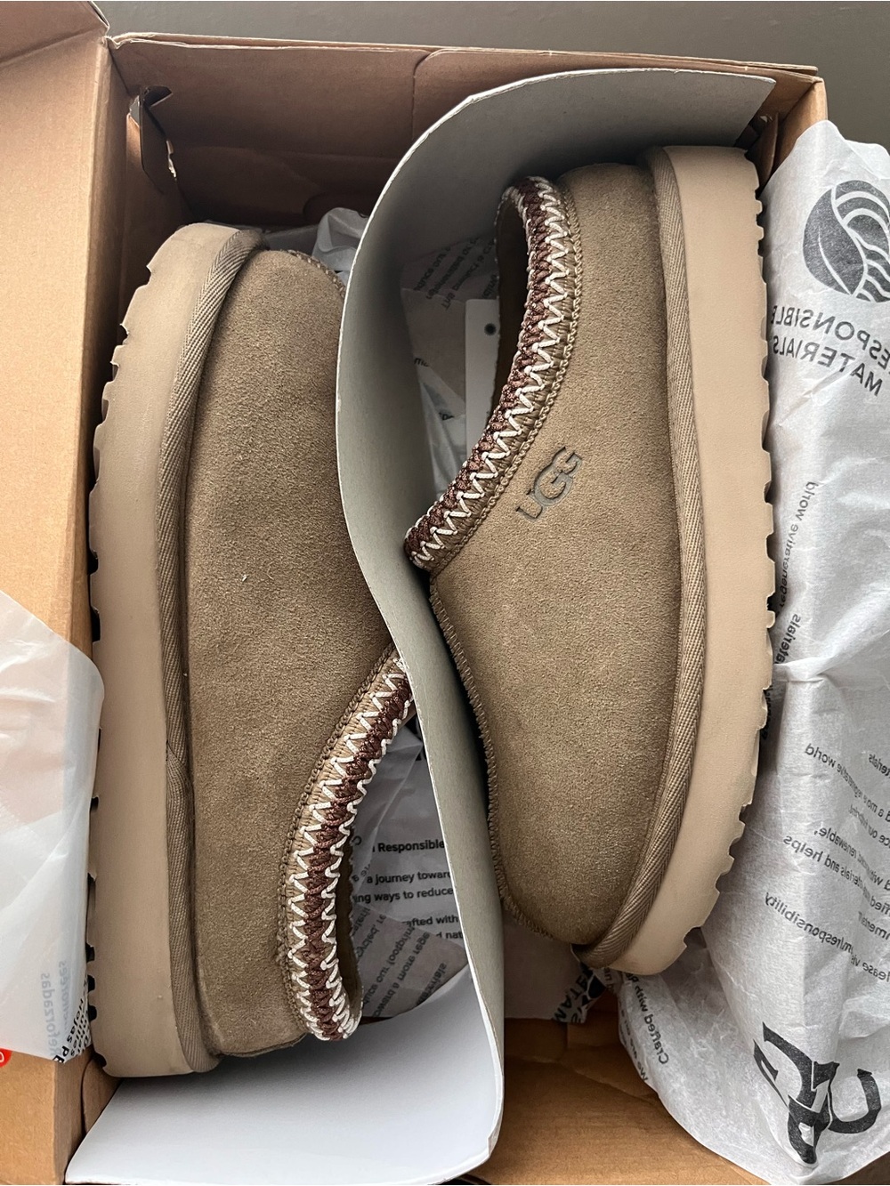UGG Tasman - Picture 2 of 4